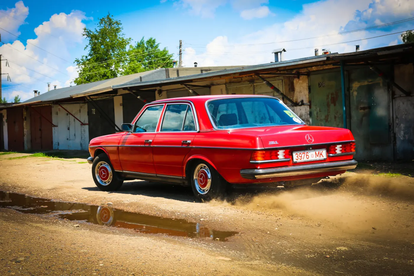 "С супругой иногда просто так катаемся по городу". Валерий Макарович и его Mercedes-Benz W123