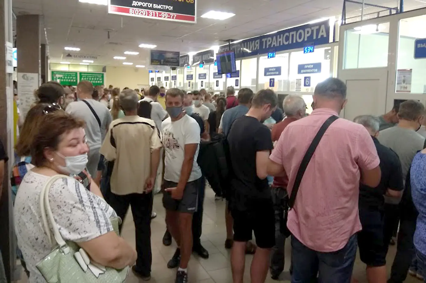 Запрыгнуть в последний вагон: кто и почему создал огромные очереди в ГАИ в Ждановичах в последние дни июня