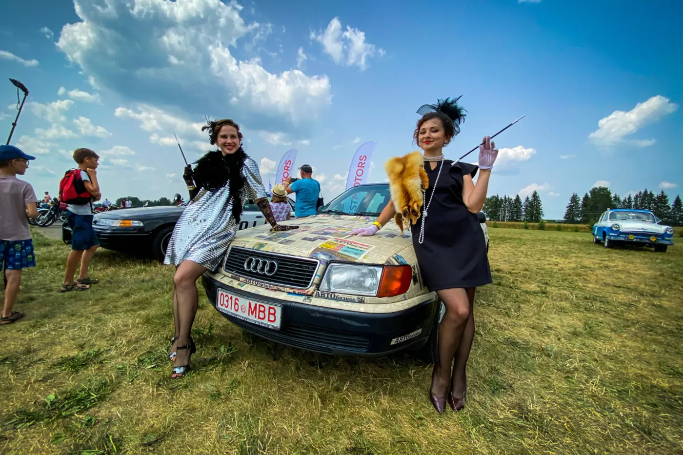 "Давай покрасим холодильник в черный цвет". Как и для чего мы оклеили Audi 100 газетами "Автобизнес"