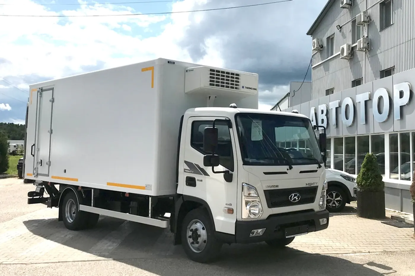 Интересную новинку на шасси Hyundai Mighty EX8 выпустил калининградский "Автотор"