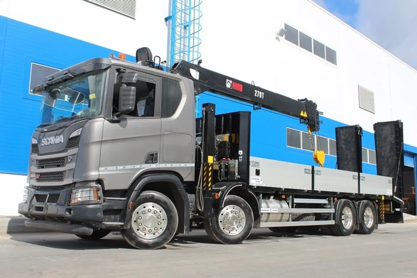 Необычный эвакуатор на новейшем шасси Scania XT построили в России