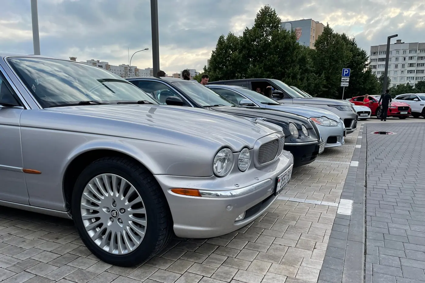 "На обычных СТО эти машины не знают и не понимают". Владельцы Jaguar проехали парадом по Минску