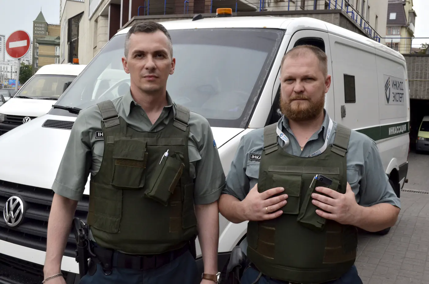 "При трудоустройстве учитываются даже штрафы за скорость". Как работают инкассаторы и на каких машинах ездят