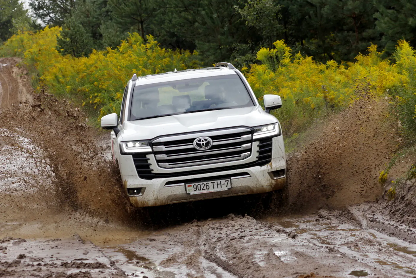 Хороша с оговорками. Чем порадует, а чем огорчит новая Toyota Land Cruiser 300