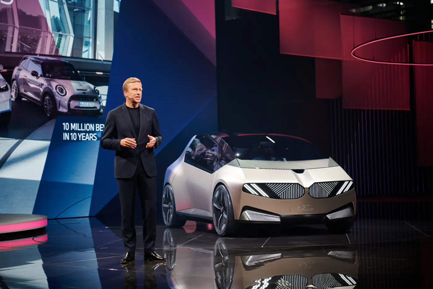 BMW из отходов, Maybach на электротяге и роботакси. Посмотрите, какое автобудущее показали в Мюнхене