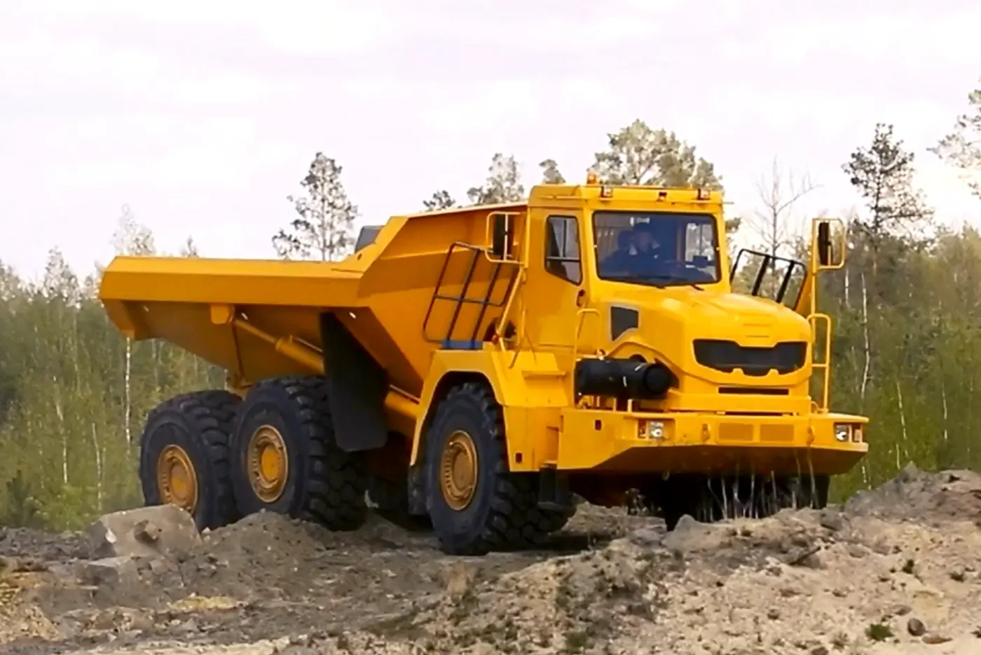 Начались поставки самосвалов МОАЗ-7506 – привет КАМАЗу "Геркулесу"?