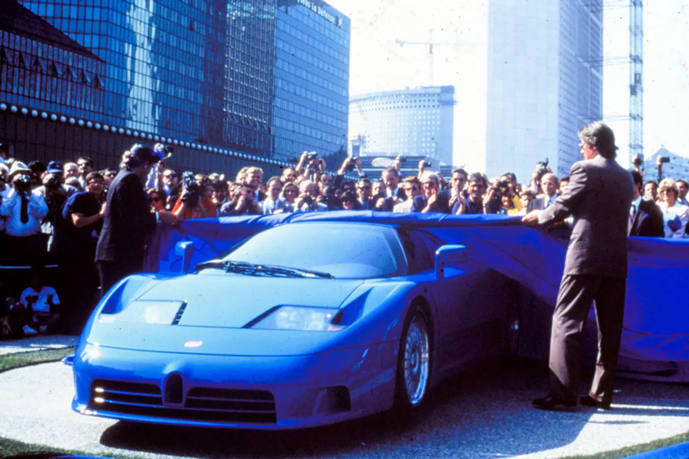 Особенный для своего времени. Легендарный Bugatti EB 110 отмечает 30-летие