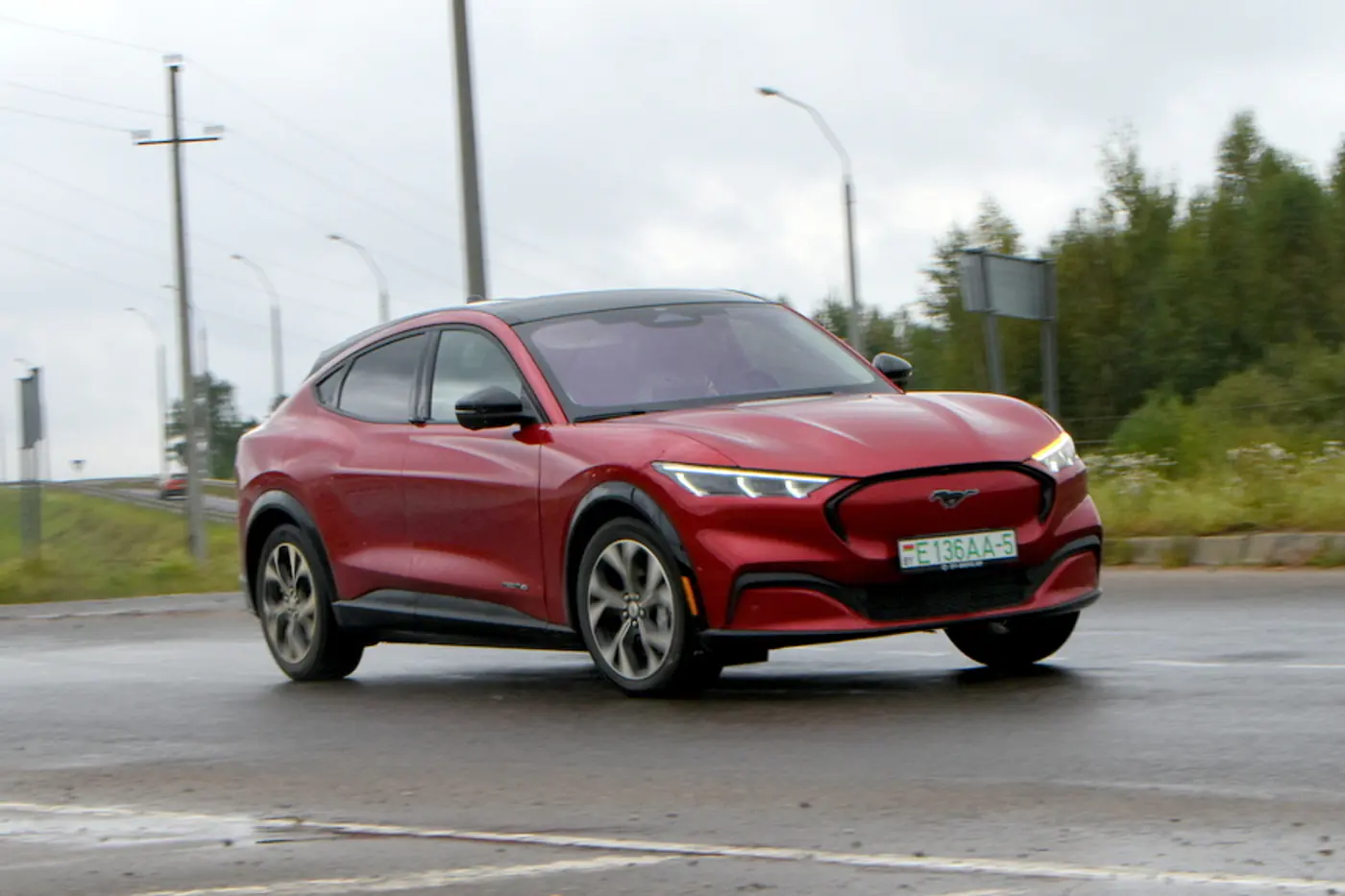 Со звуком V8 и расходом 5-6 рублей на "сотню". Тестируем электрический Mustang Mach-E