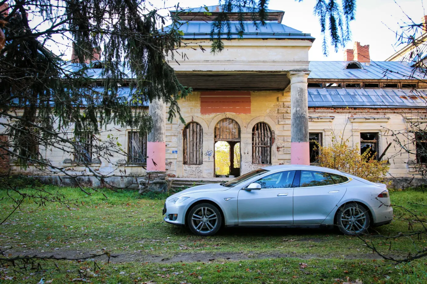 На самой дешевой Tesla – в регион, где нет "зарядок", или Путешествие по диким местам на электрокаре