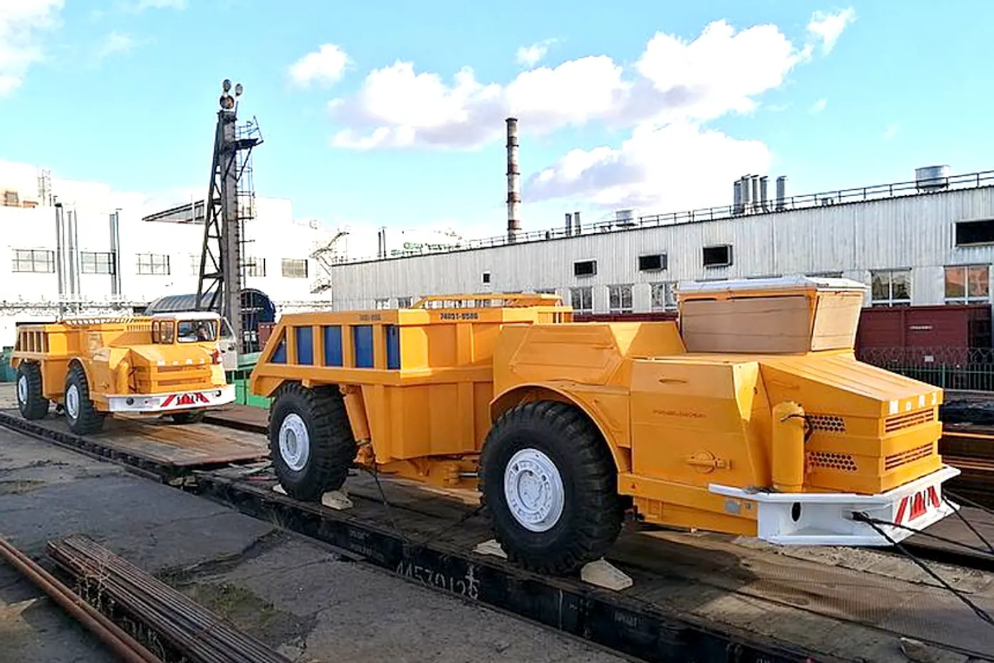 Самосвальные автопоезда МоАЗ-74051 отгружены в Россию