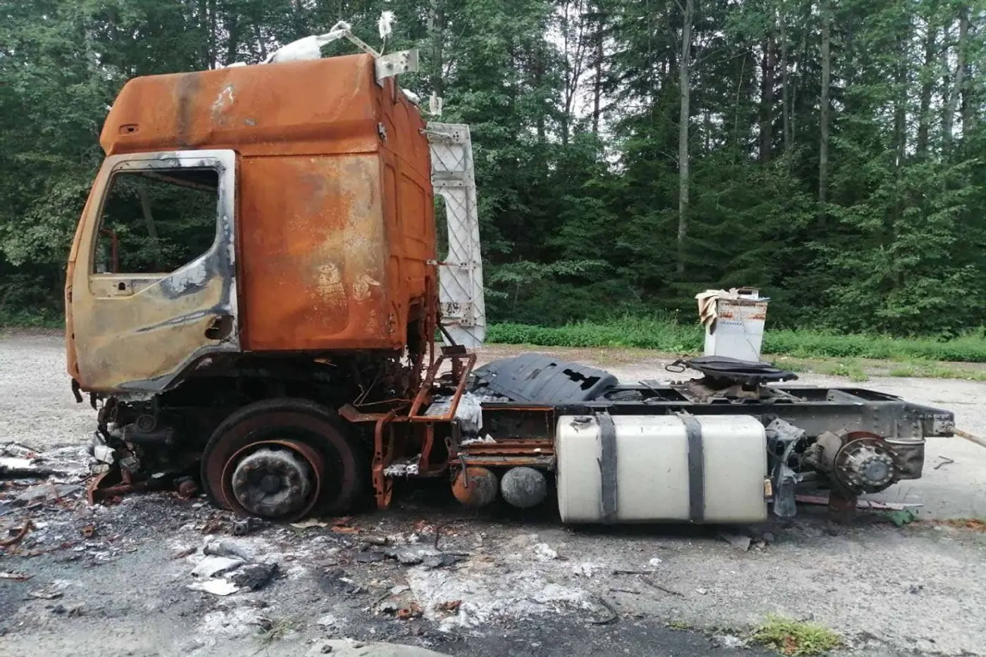 Водитель пытался потушить горящий автомобиль и погиб. Почему страховая не захотела платить