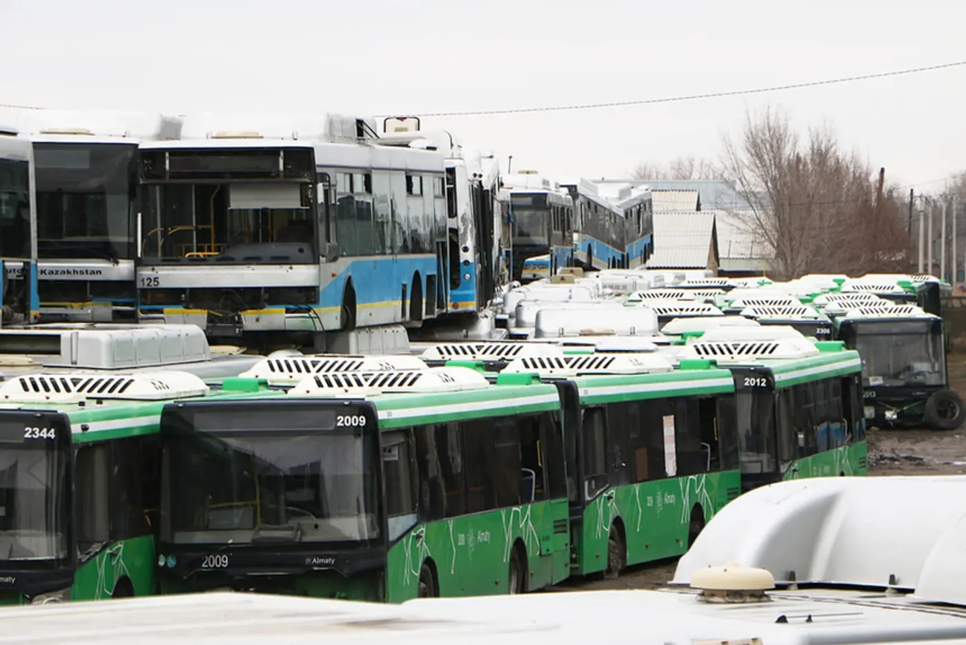 Огромное кладбище почти новых городских автобусов обнаружили в Казахстане