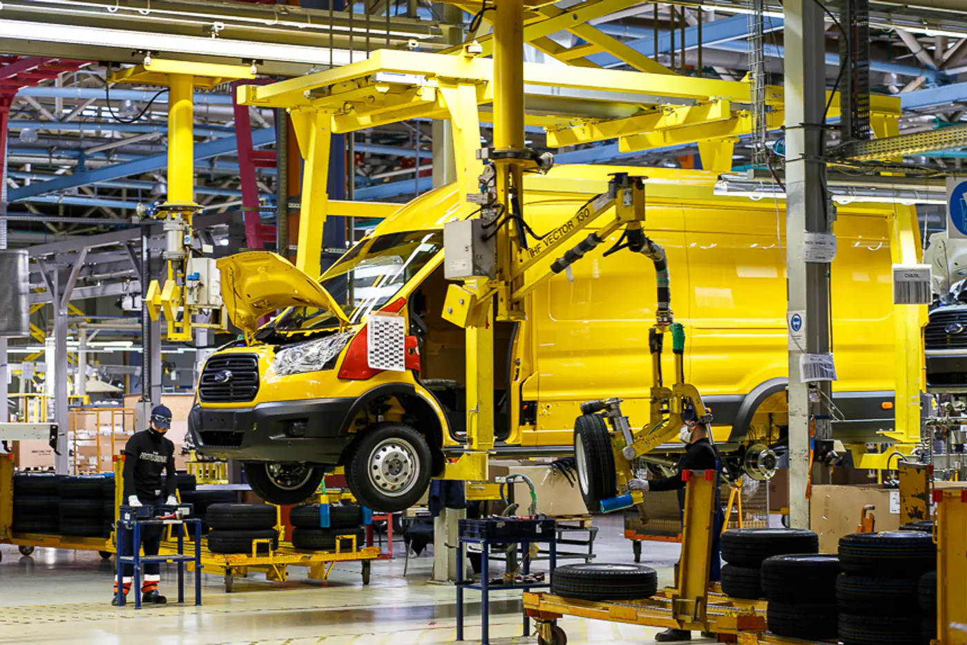 "Свадьба", "бодибилдер" и новый дизель. Как собирают Ford Transit для белорусского рынка