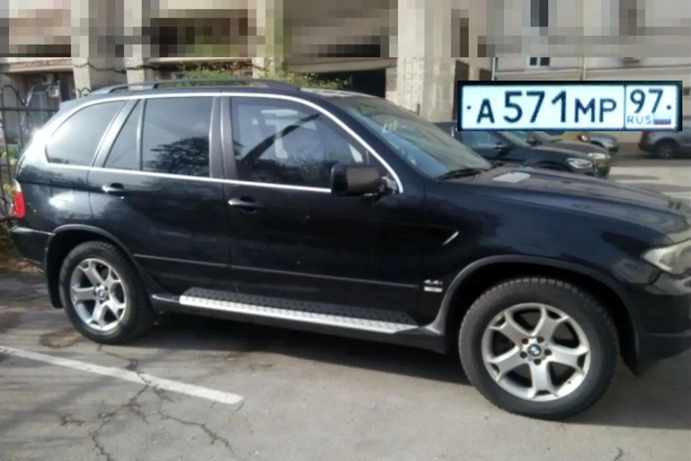 15-летний BMW X5 с "блатным номером" продали с аукциона в Туле почти за 650.000 долларов