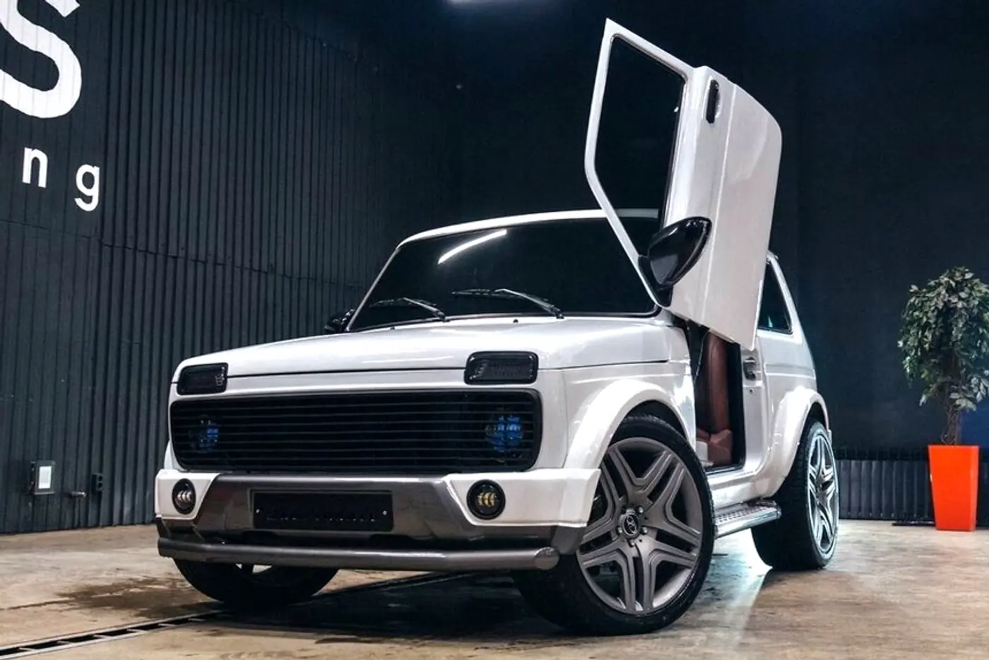 Безбашенную Lada 4x4 Urban с дверями а-ля Lamborghini продали за четыре дня за 34.000 долларов