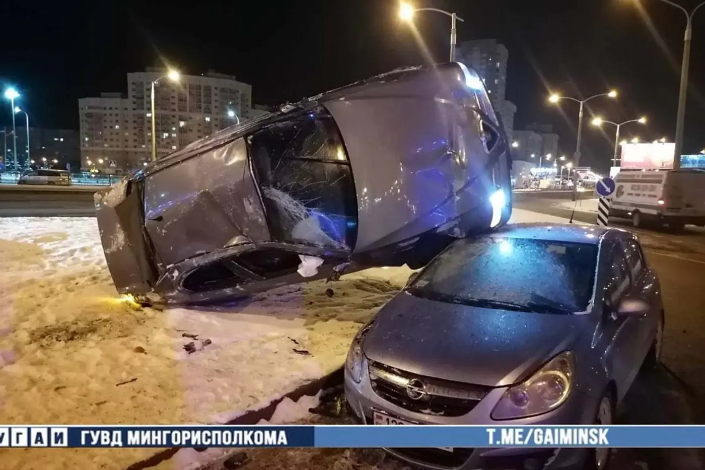 В Минске Alfa Romeo опрокинулась на припаркованный Opel. Как так получилось?