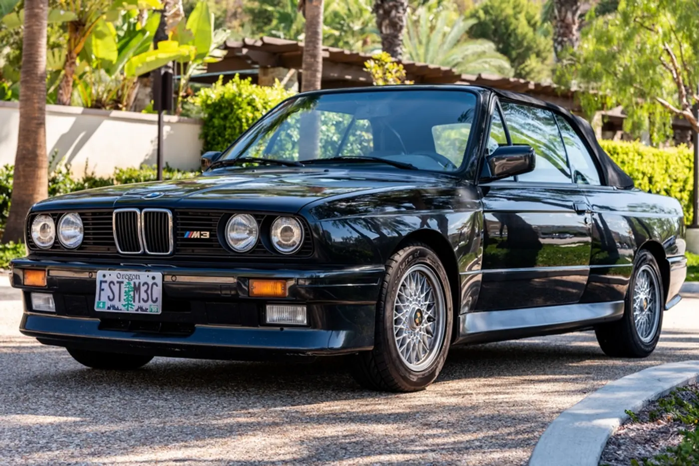 30-летний BMW E30 M3 ушел с аукциона за рекордные 100.000 долларов. Тому есть объяснение