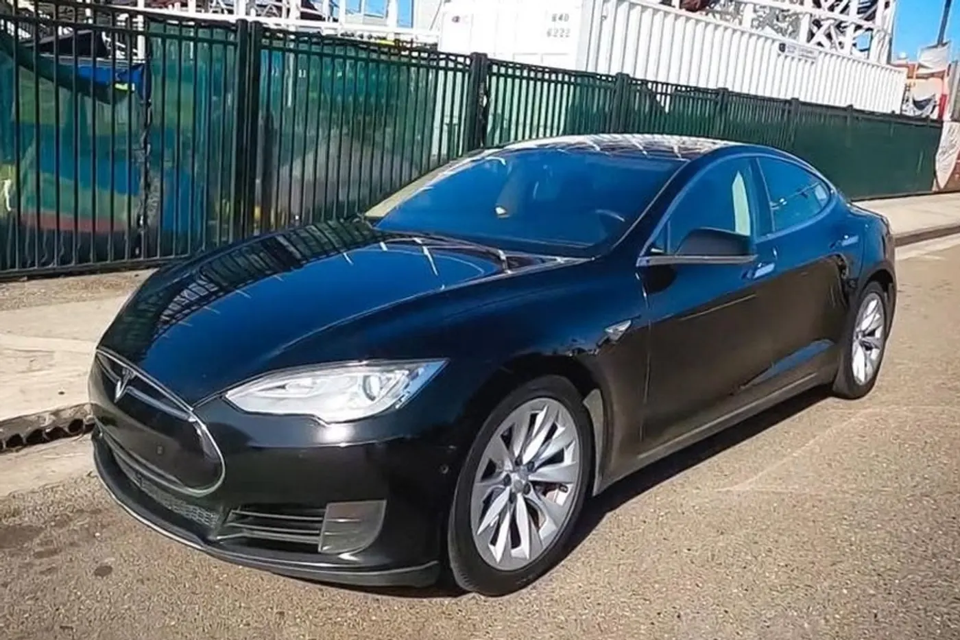 Tesla Model S за шесть лет в такси проехала почти 700 тысяч километров. Оцените ее состояние