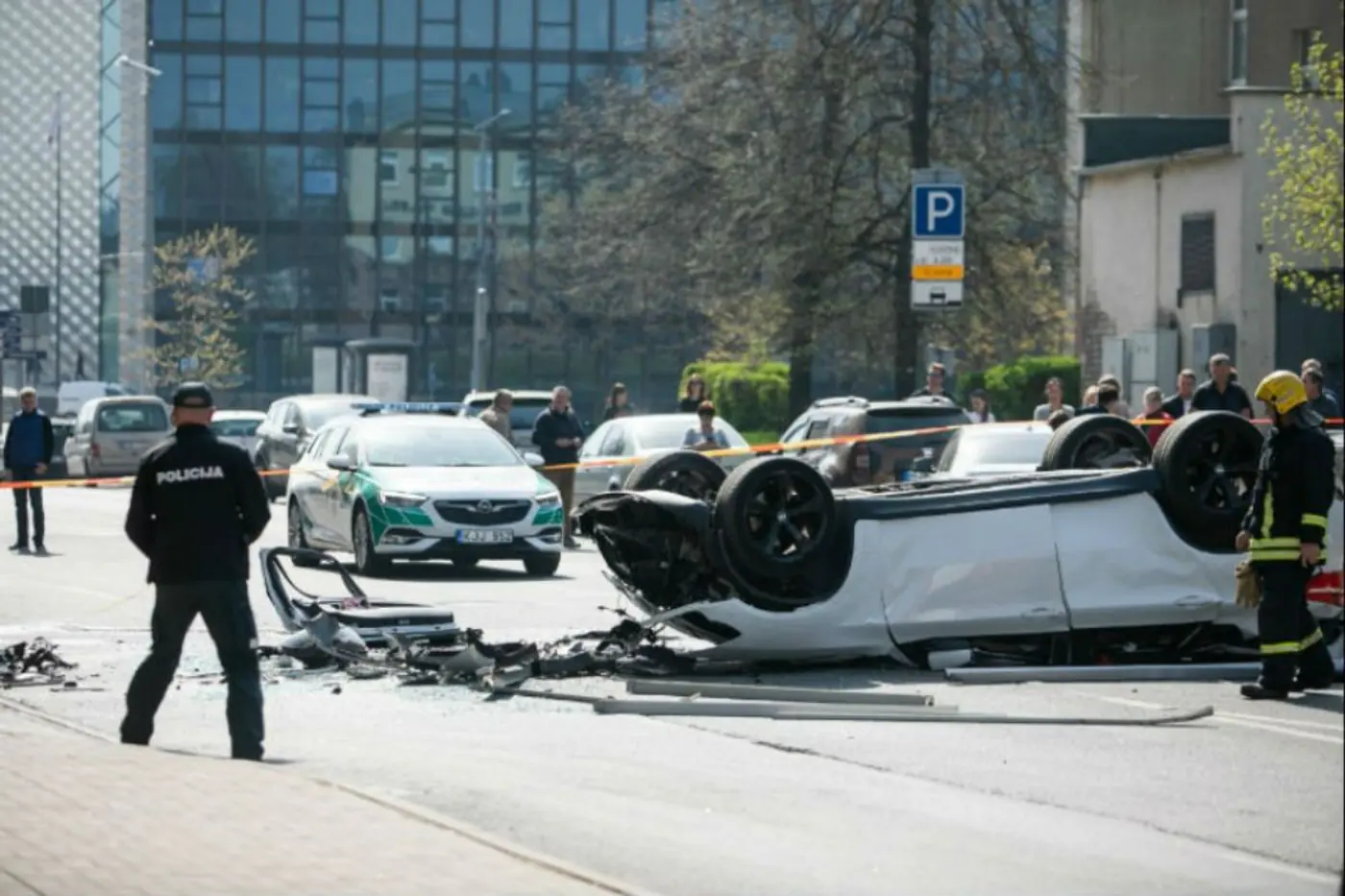В Вильнюсе женщина на BMW X6 выпала с паркинга. Вы не поверите: она отсудила 200.000 евро
