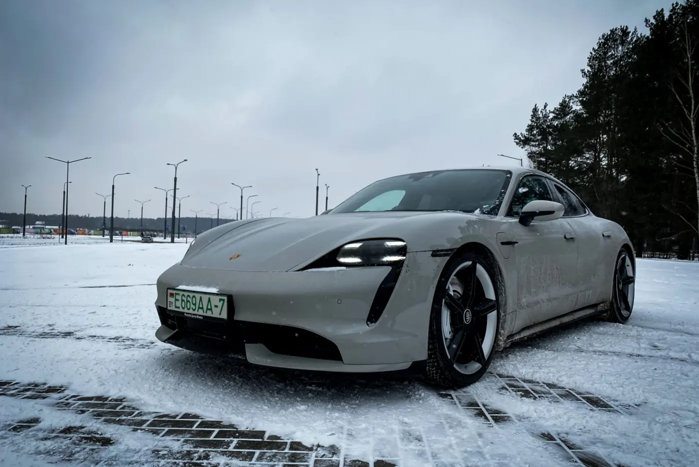 "Мешки с картошкой на таких машинах не возят". Тест-драйв Porsche Taycan за 210.000 долларов