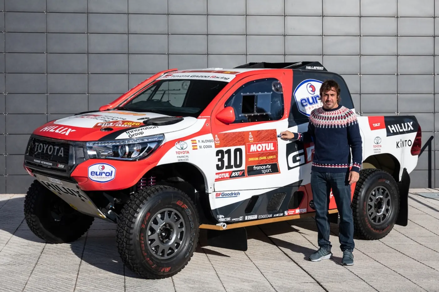 Toyota подарила Фернандо Алонсо пикап Hilux T1. Что с ним делать гонщику Alpine F1 Team?