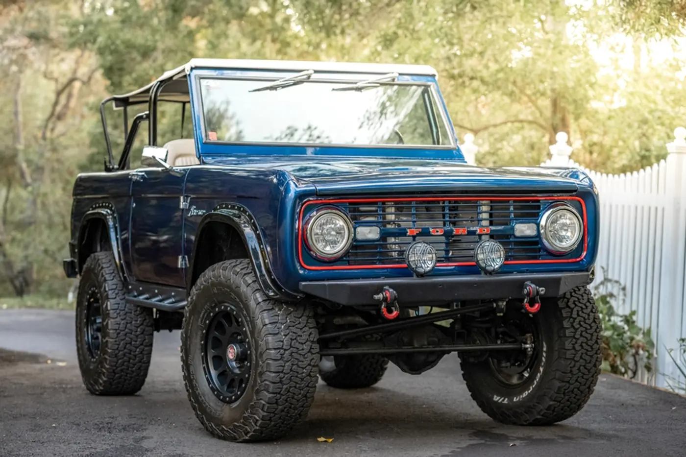 Аукционная цена на 52-летний Ford Bronco экс-чемпиона Формулы-1 уже превысила стоимость нового