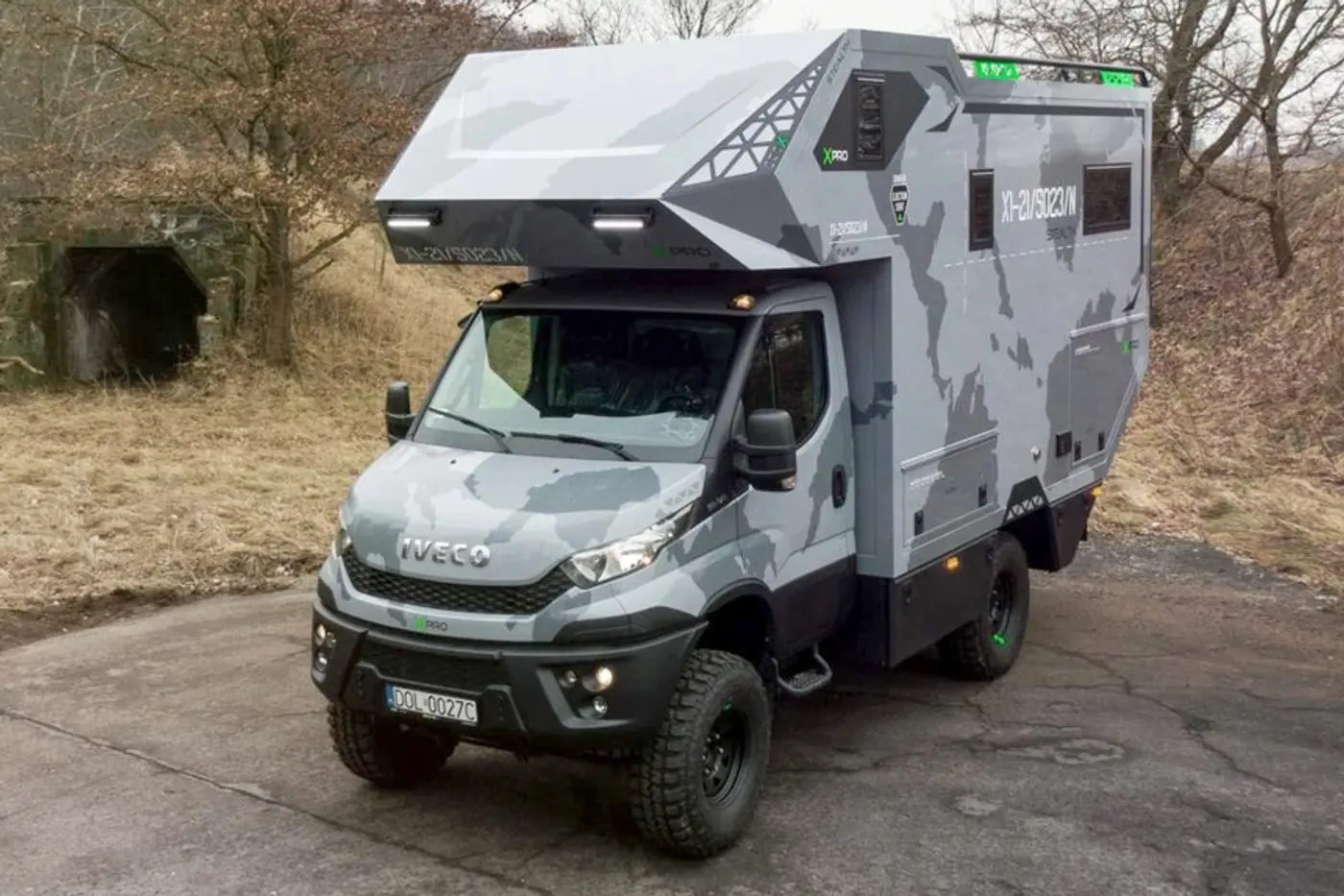 Автокемпер с хардкорным дизайном создали на базе Iveco Daily 4x4. Что же у него внутри?