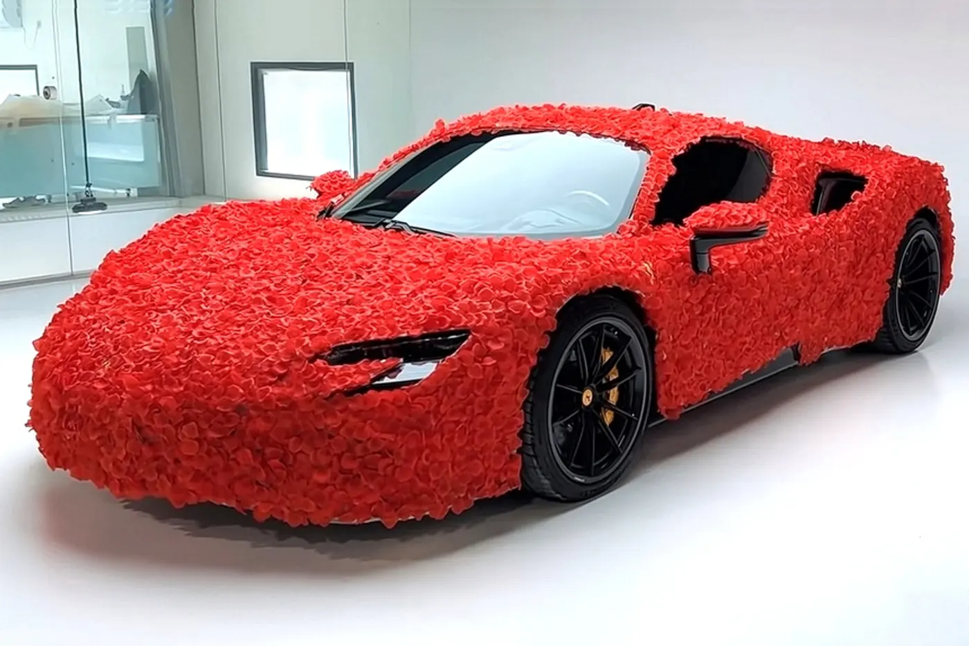 Парень украсил Ferrari лепестками тысячи роз, чтобы сделать романтическое предложение на 14 февраля