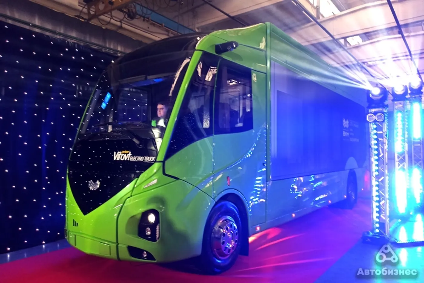 Tesla Semi по-белорусски: "Белкоммунмаш" показал свой электрогрузовик с центральным рулем и автопилотом