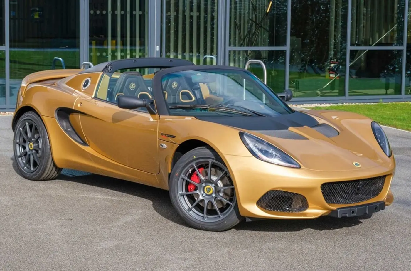 Последний клиентский Lotus Elise достался девушке, в честь которой был назван