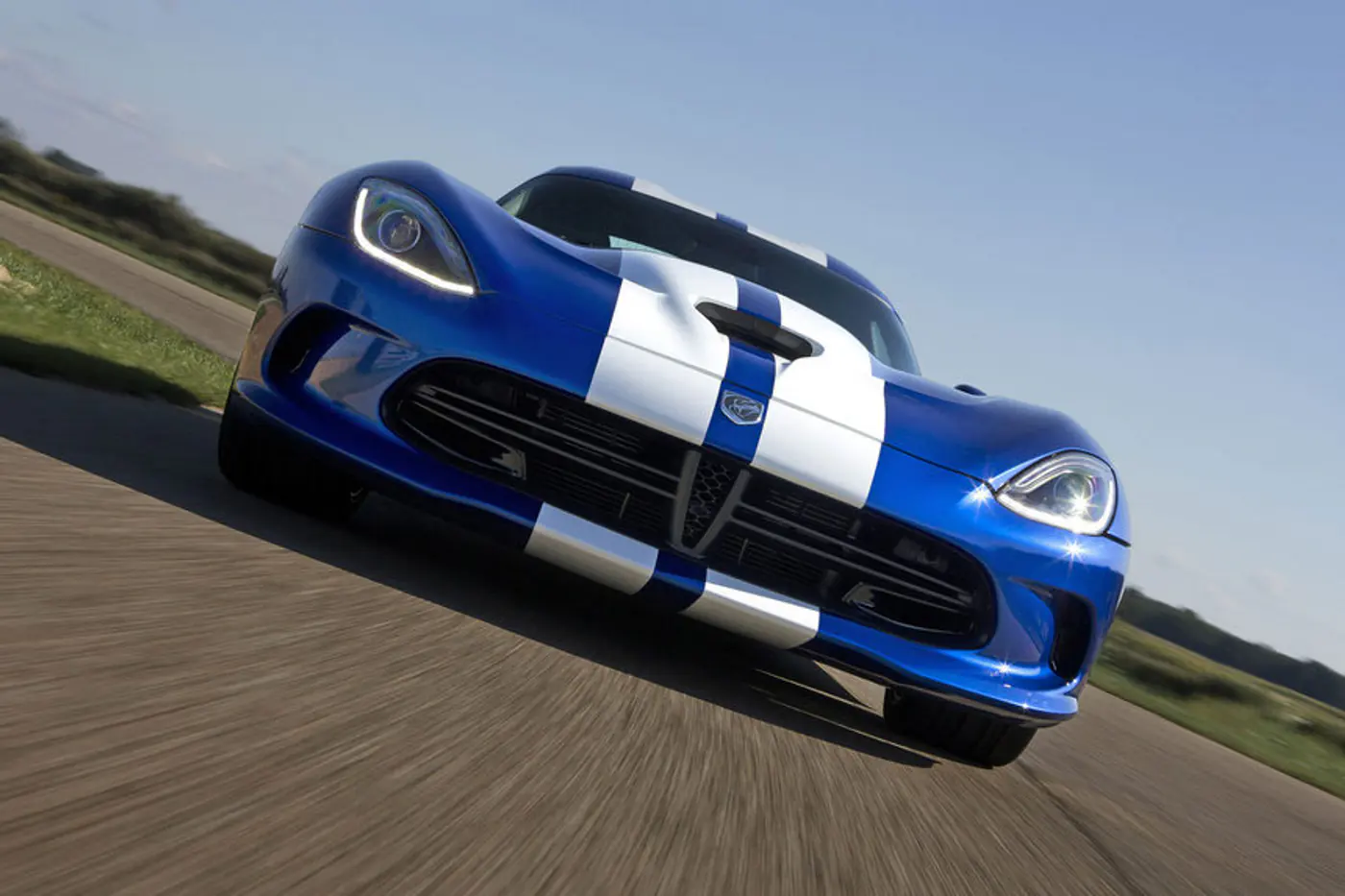 Минимум электроники, максимум опасности. 30 лет легендарному Dodge Viper