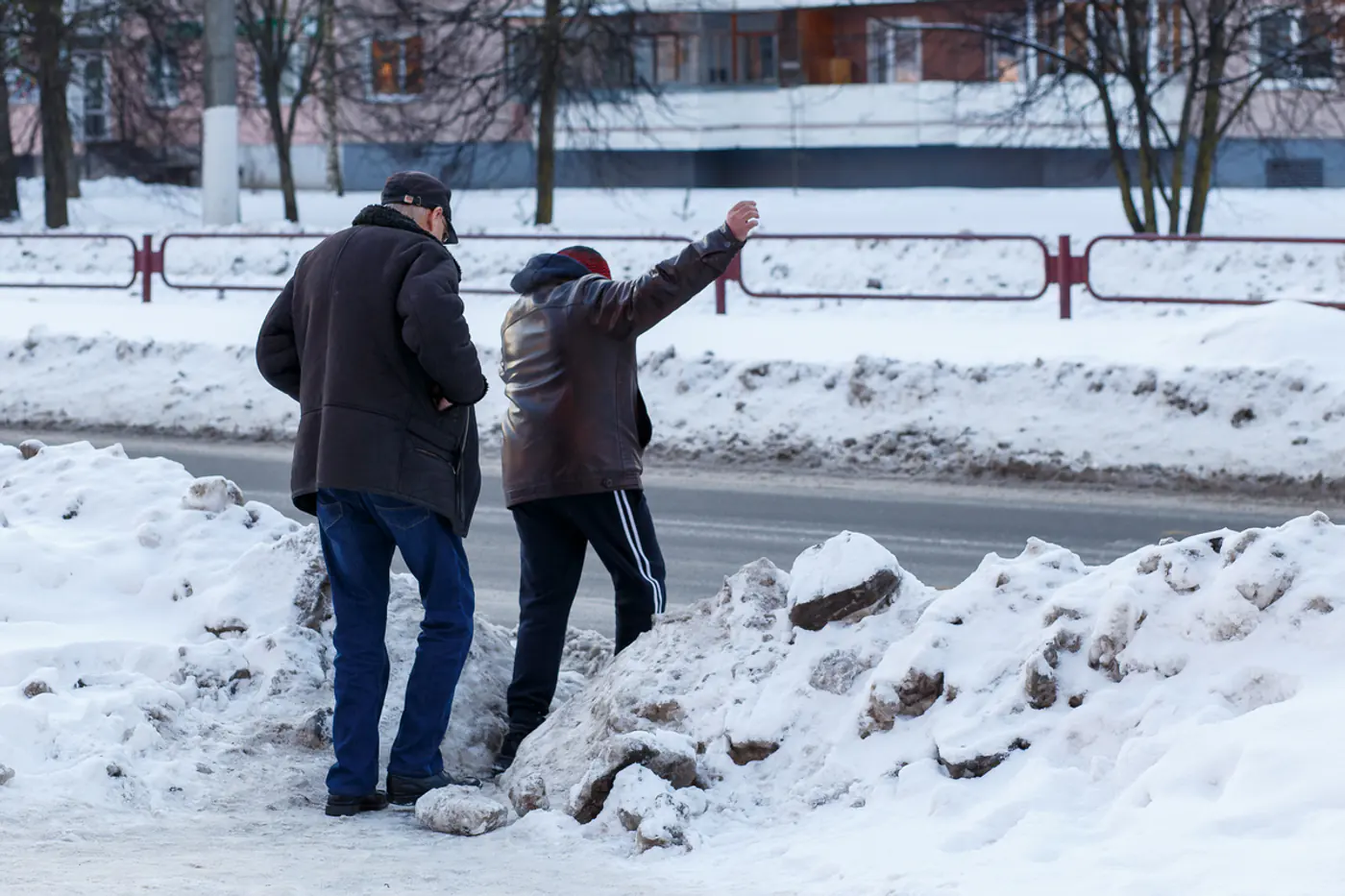 "Стоят возле перехода, но никуда не собираются идти". Водители vs пешеходы: кто кого сильнее раздражает
