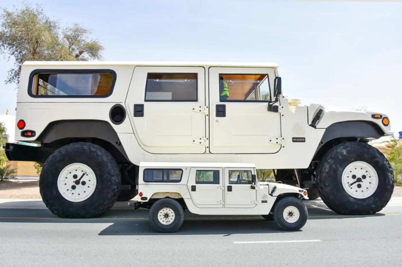 Hummer H1 размером с двухэтажный дом построили в ОАЭ. Посмотрите, как он ездит и что у него внутри