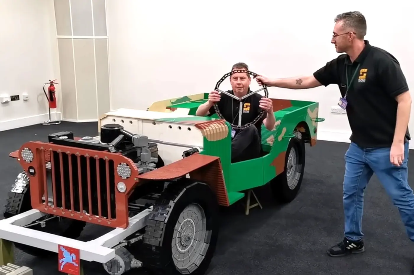 Реплика первого Jeep из 120 тысяч кубиков Lego развалилась под весом своего создателя