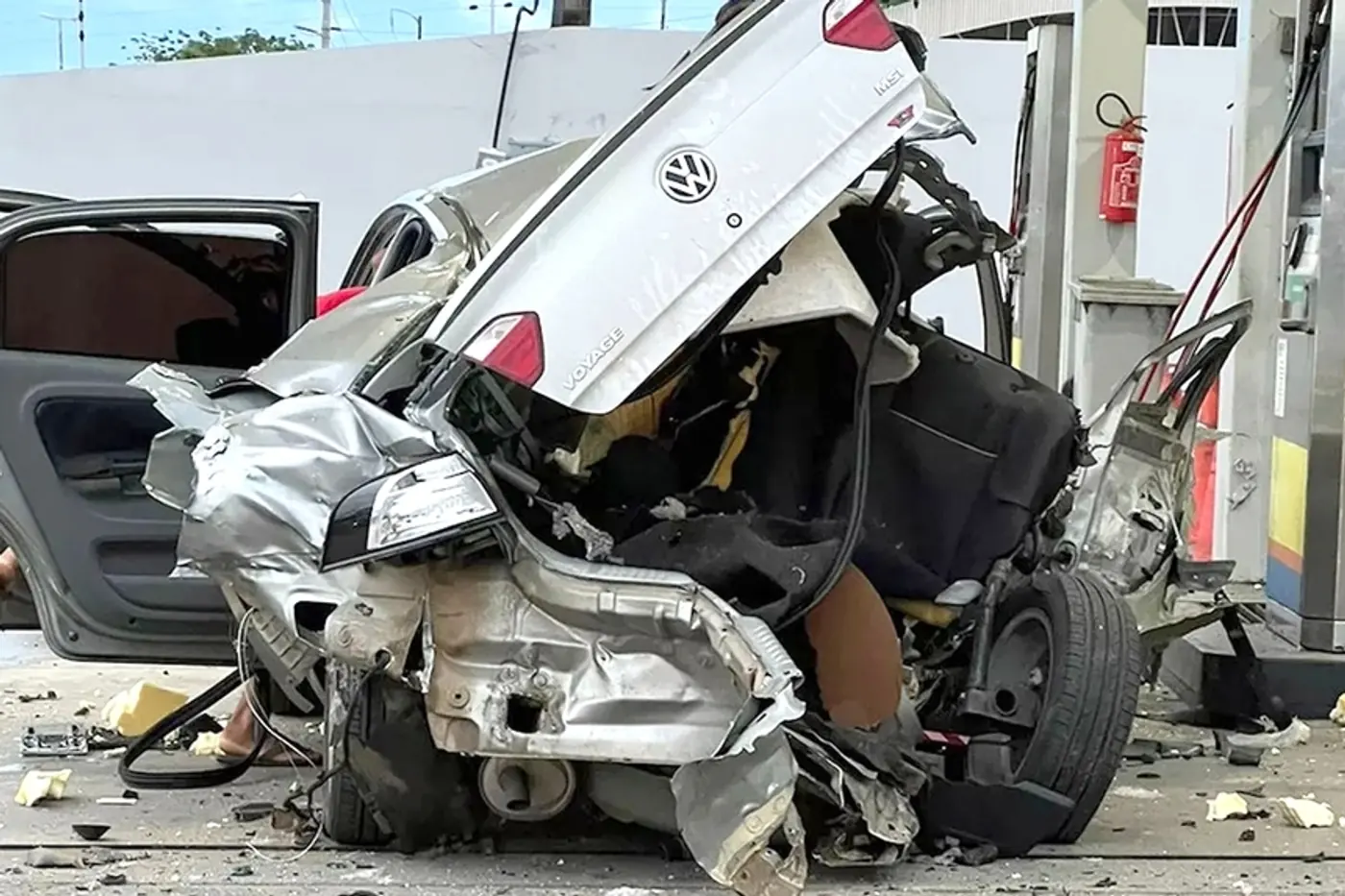 Взрыв автомобиля с газовым баллоном во время заправки попал на видео