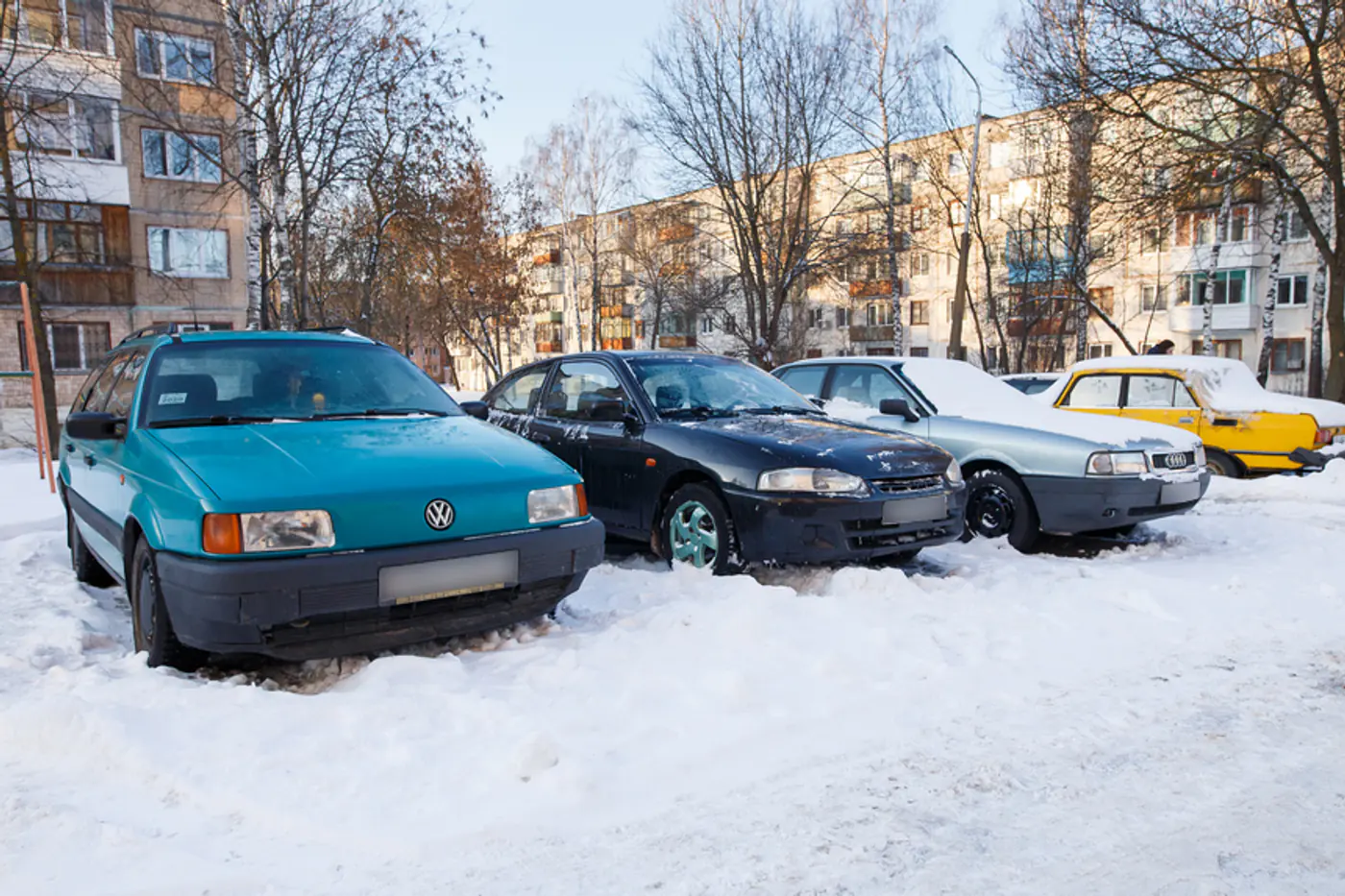"Зимой пересаживаюсь на ВАЗ-2108". Как живется людям, которые выезжают на дороги только с приходом тепла