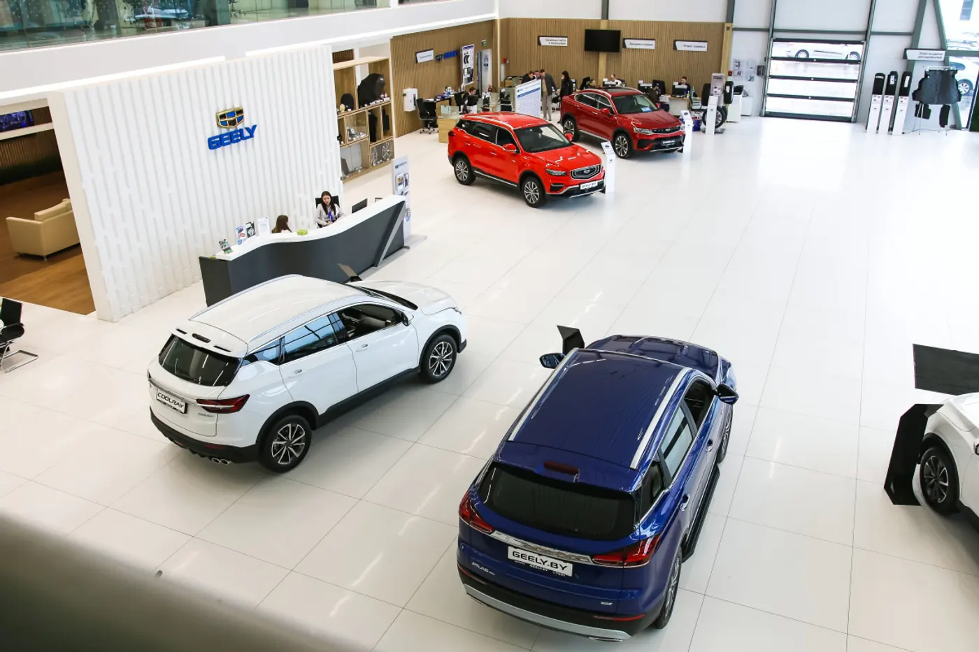 Репортаж из автосалона Geely: какие машины есть в наличии, что с ценами и льготным кредитом?