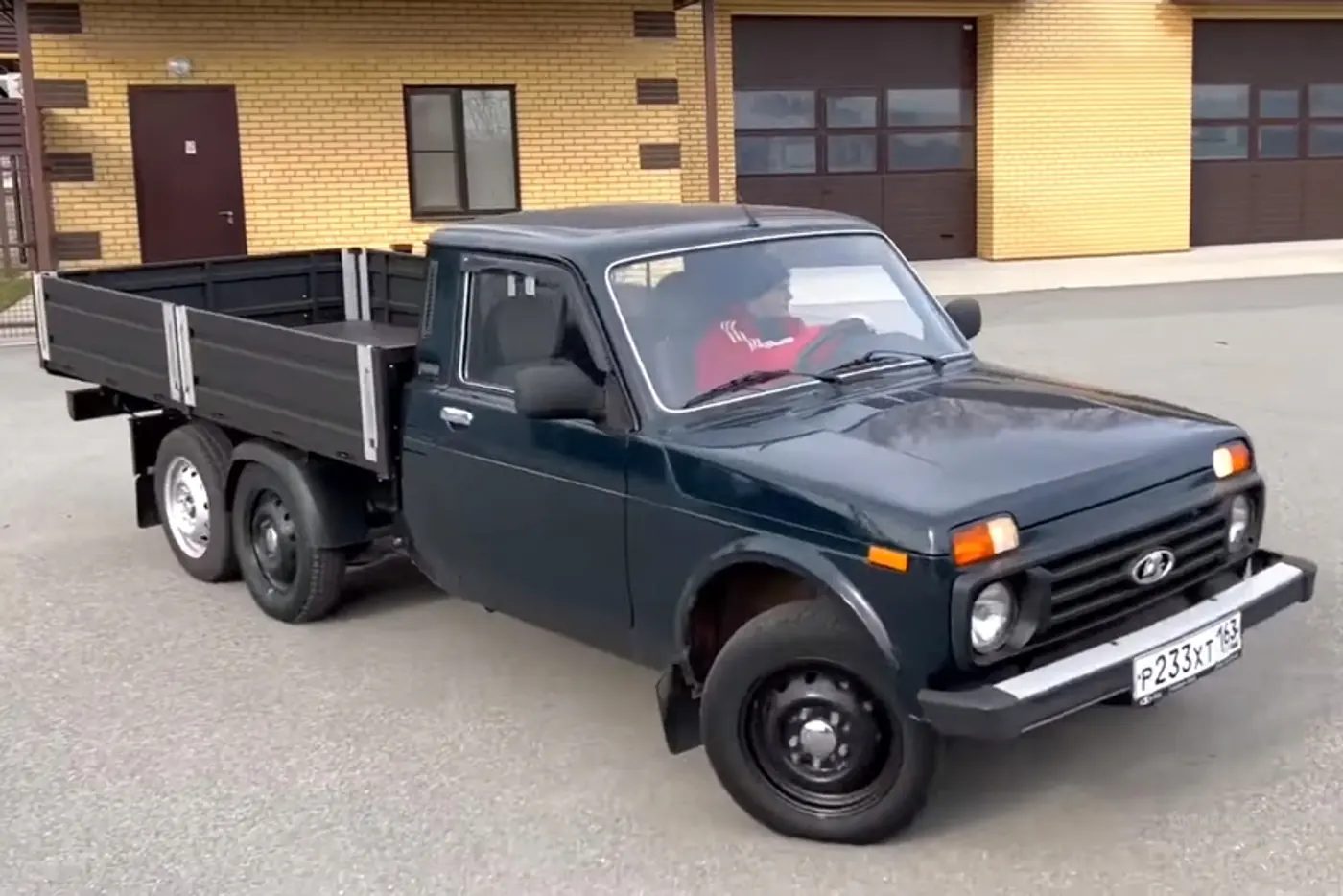 На базе Lada Niva Legend в Тольятти создан трехосный однотонный грузовик