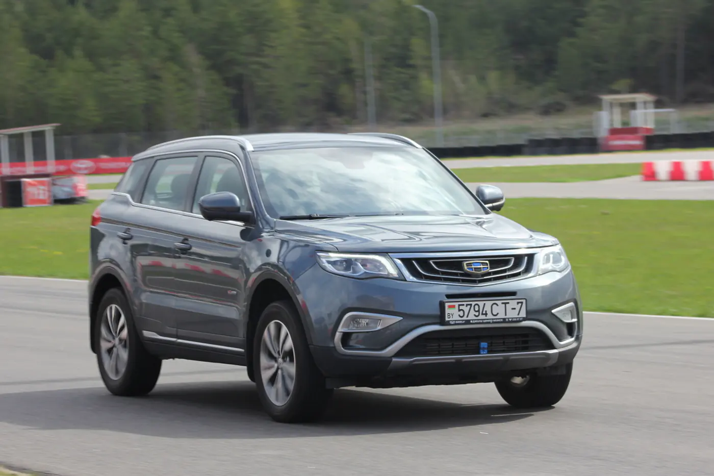Geely Atlas, BMW E28 и Porsche 911 встретились в Стайках. Кто оказался быстрее?
