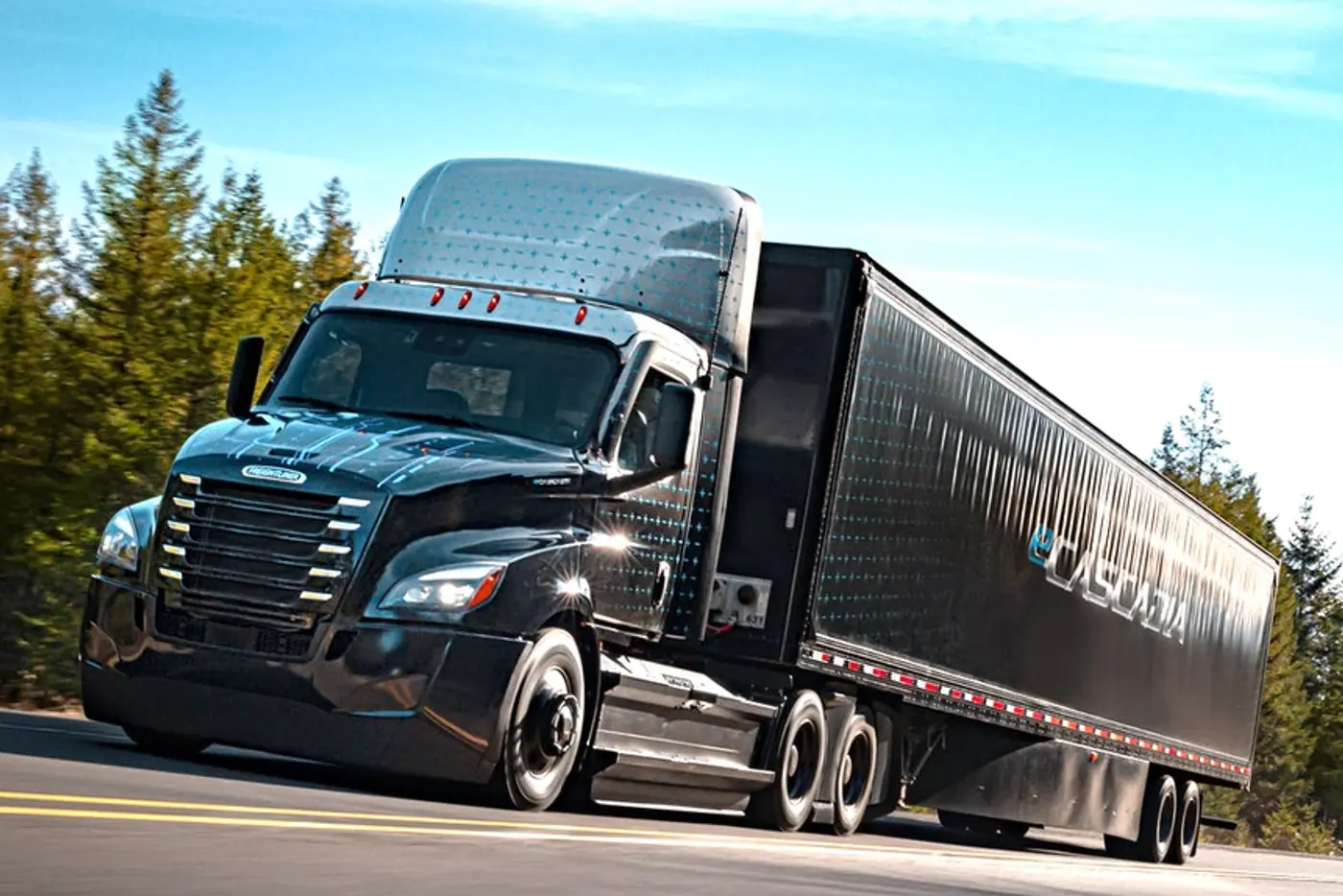 Daimler Truck запускает в серийное производство свой самый тяжелый электрический грузовик