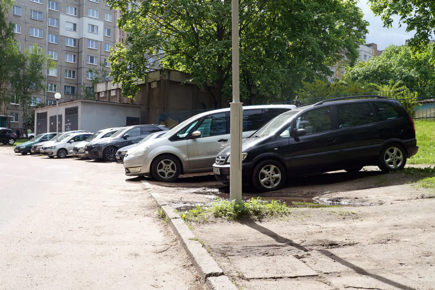 "Звонок в ГАИ обычно решает все проблемы". Подпереть чужую машину – нормальная практика или хамство?