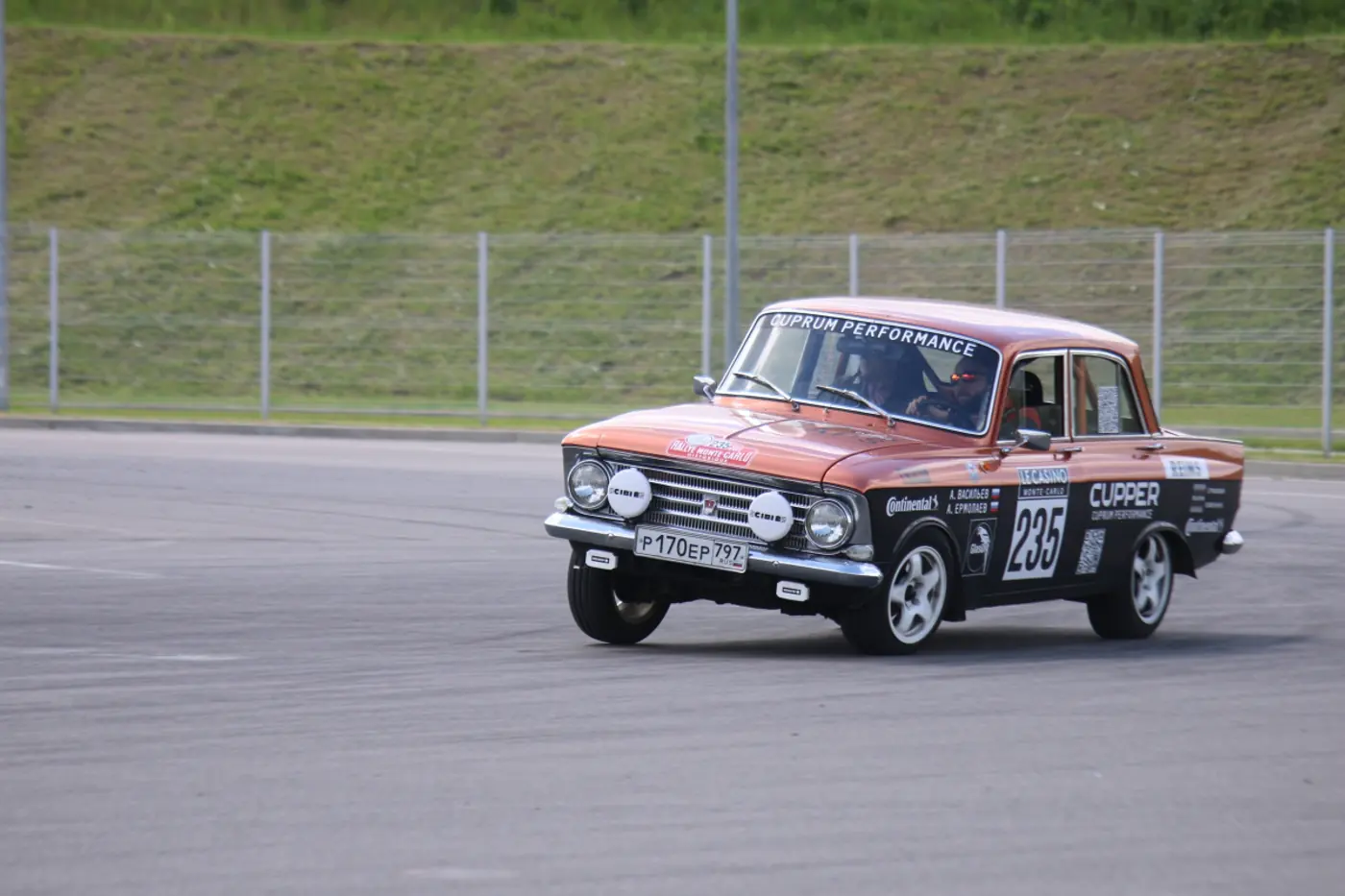 Самый дорогой "москвич" в мире? Тест-драйв раллийного "старичка", в которого вложено не меньше 30.000 долларов