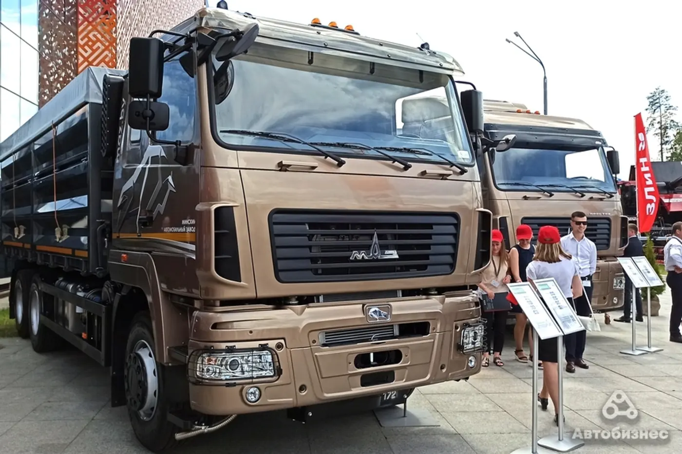 Главные автопремьеры выставки Белагро-2022 – зерновозы МАЗ, автобус МАЗ-257S40, электрогрузовик БКМ