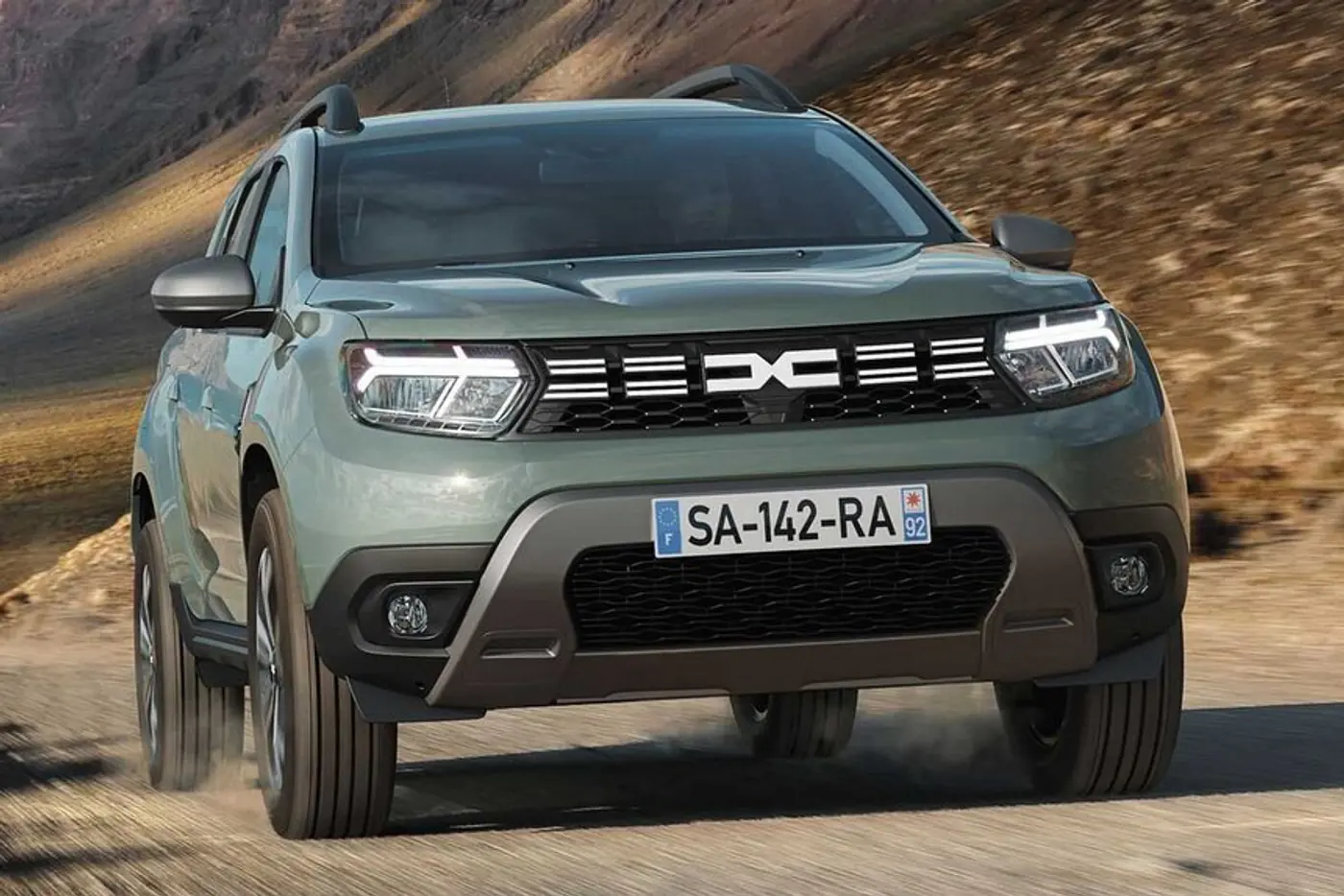 Затронет все модели. Dacia массово внедряет новый логотип и изменяет оформление своих машин