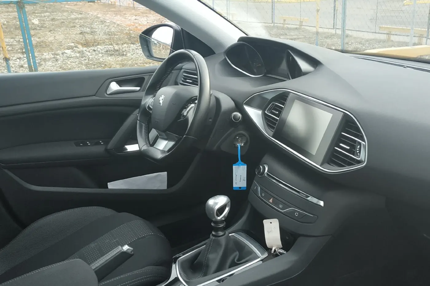 Peugeot 308 из Европы против новой Lada Vesta: что два года ездит без ремонта подвески?
