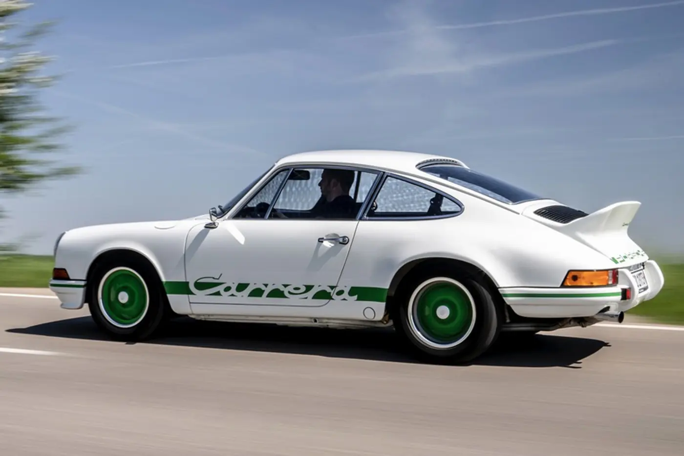 "Cамый быстрый спорткар Германии": 50 лет Porsche 911 Carrera RS 2.7