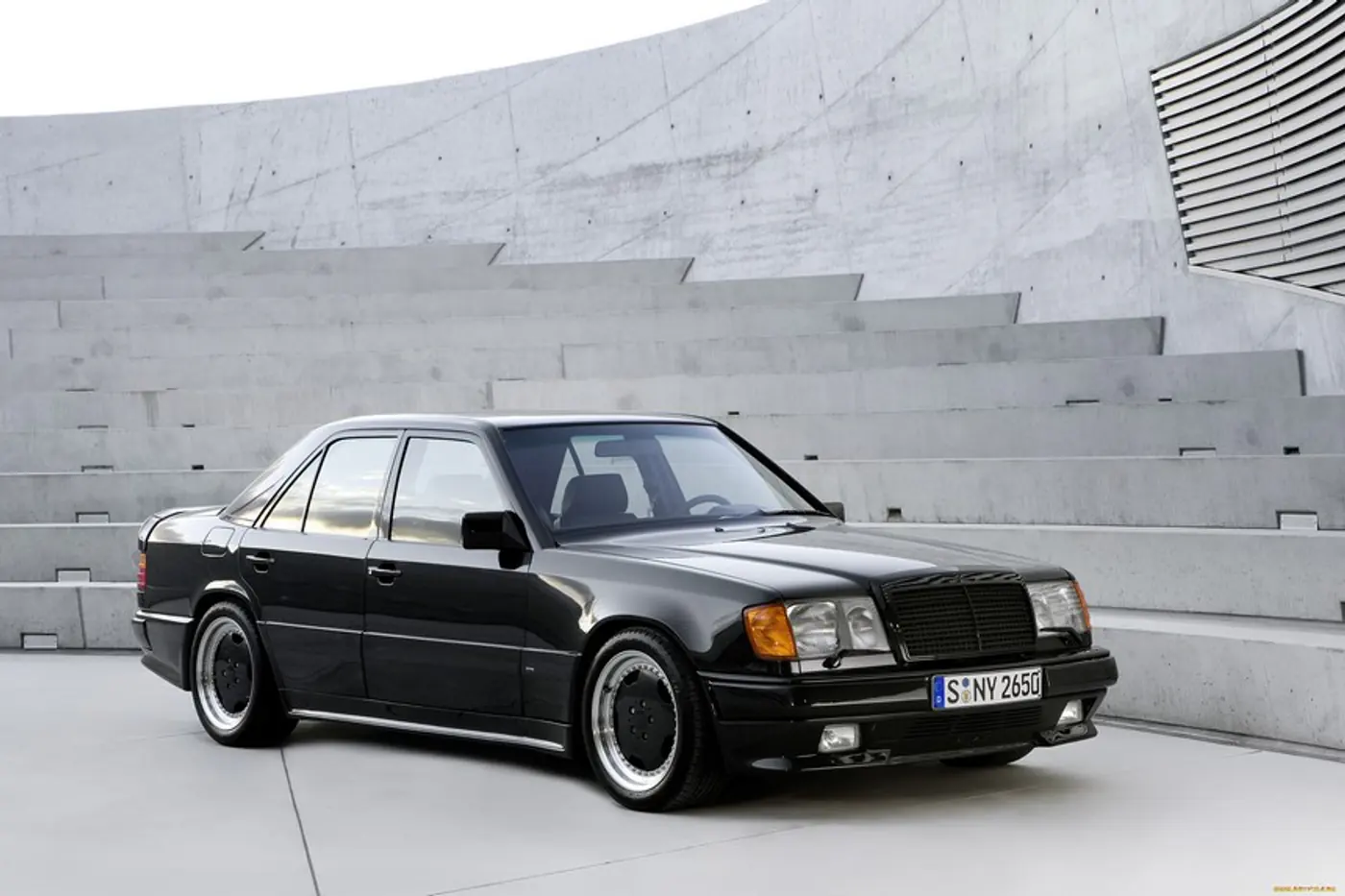 Mercedes-AMG отмечает 55-летие: от "Красной свиньи" и "Молота" до "гиперэлектричек"