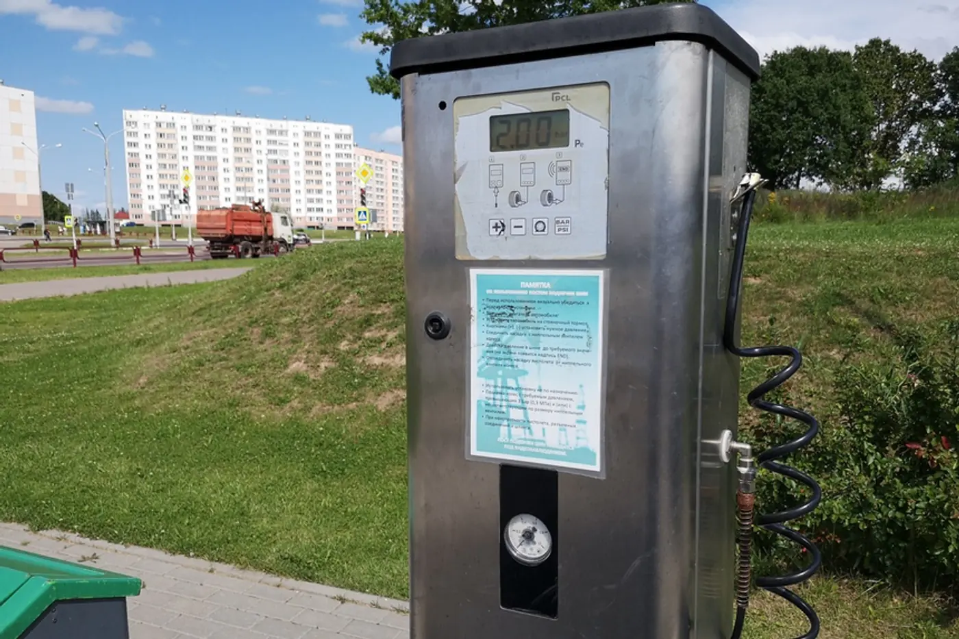 Сплошное надувательство? Проверили точность манометров на АЗС