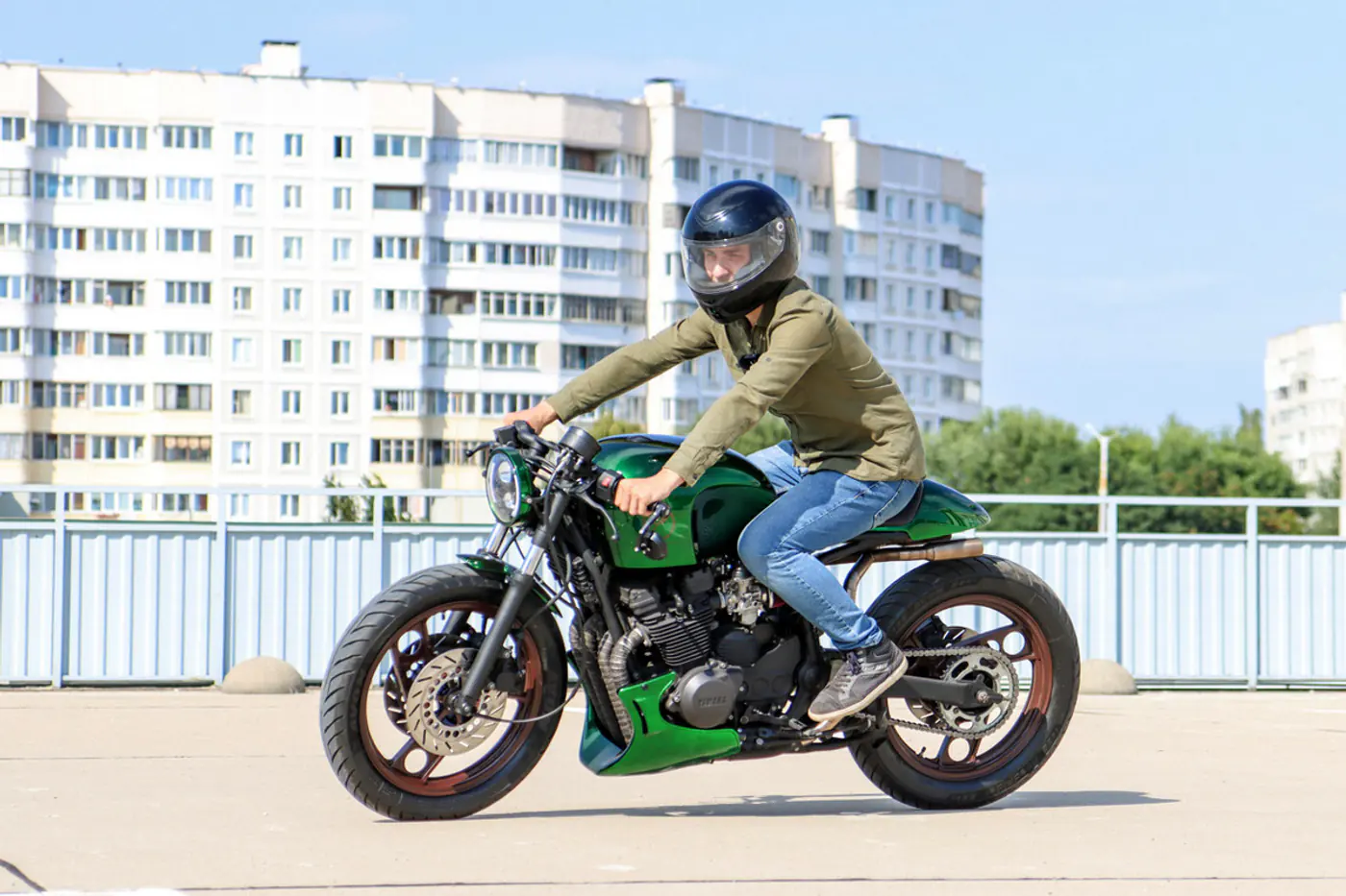 "Купил за 1000 долларов, вложил еще 4000". Посмотрите, как немолодая Yamaha стала "кафе-рейсером"