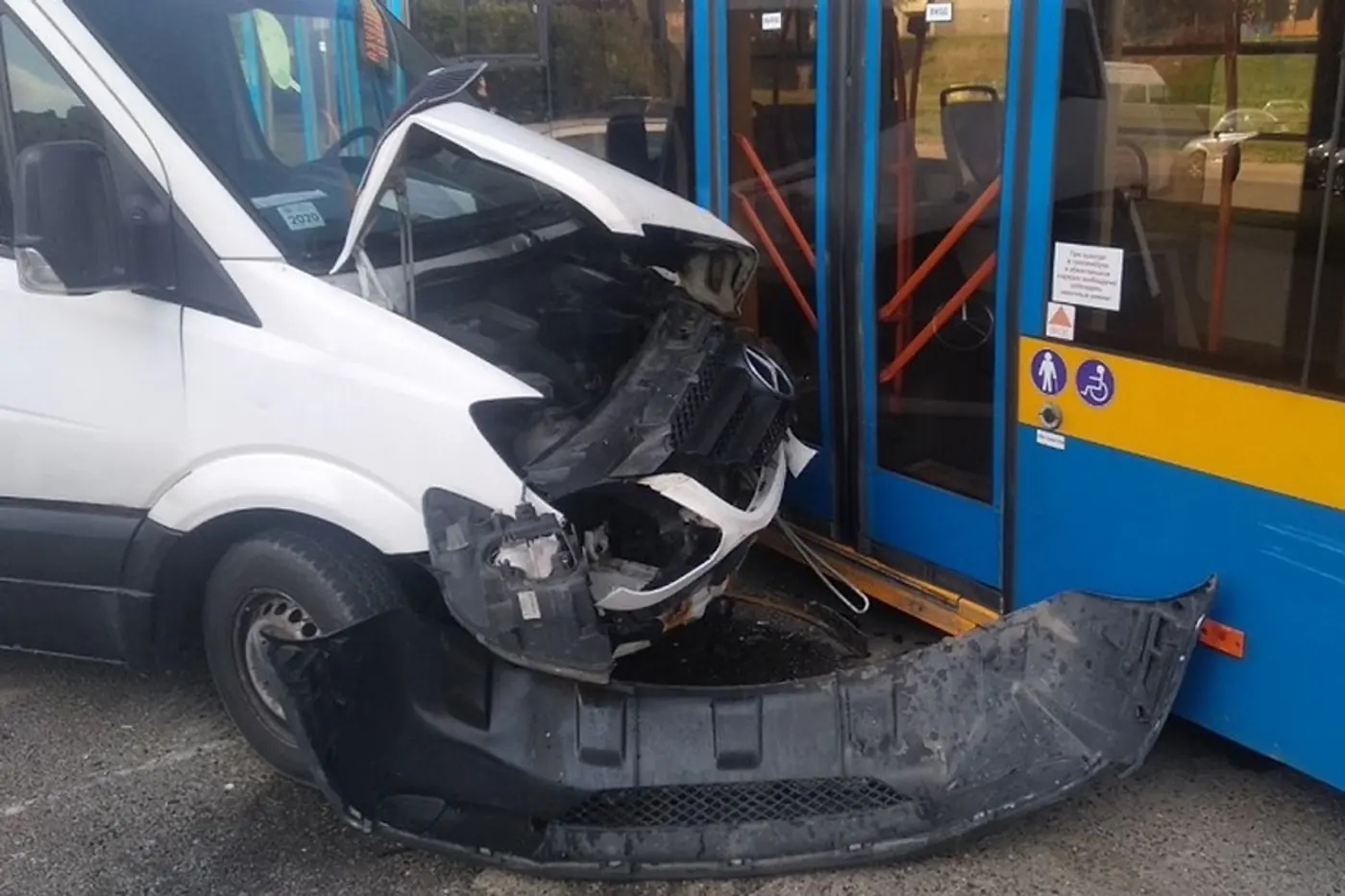 Троллейбус протаранил рабочий автомобиль. Кто возместит потерю клиентов и длительный ремонт?